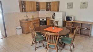 Een koelkast, een microgolfoven, een oven, een vaatwasser