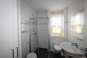 Doccia, asciugacapelli, asciugamani, sapone