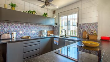 Een koelkast, een kookplaat, een vaatwasser