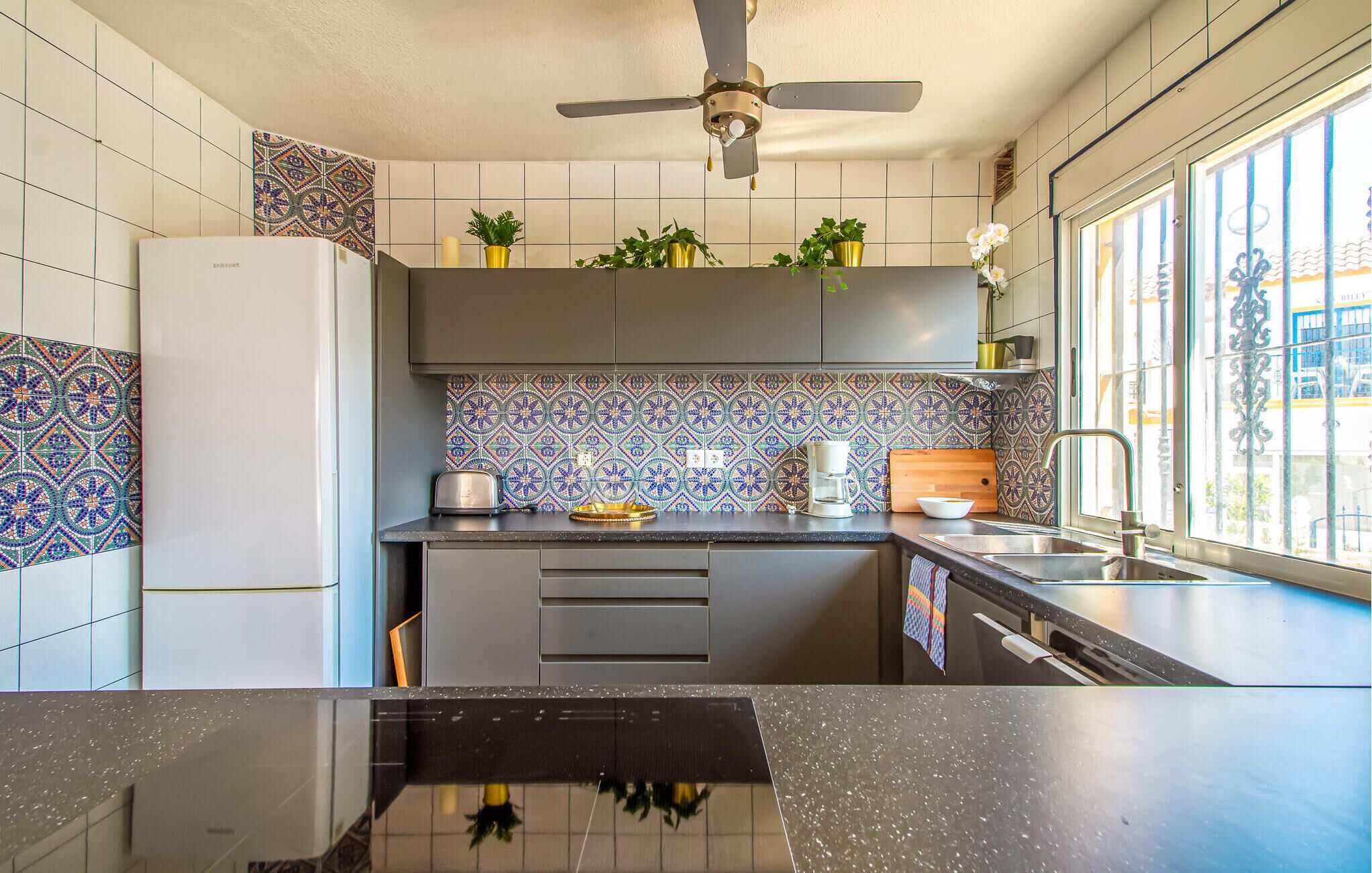 Réfrigérateur, plaque de cuisson, lave-vaisselle, cafetière/bouilloire