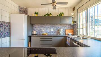 Réfrigérateur, plaque de cuisson, lave-vaisselle, cafetiÚre/bouilloire