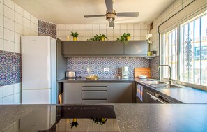 Réfrigérateur, plaque de cuisson, lave-vaisselle, cafetière/bouilloire