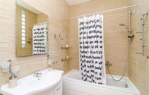 Bathtub - Beautiful home in Radovici (Radovici)