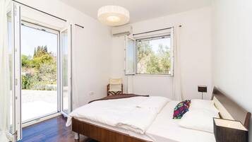 3 bedrooms, travel crib, free WiFi, bed sheets