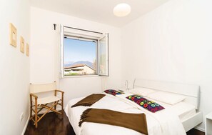 3 bedrooms, travel crib, free WiFi, bed sheets