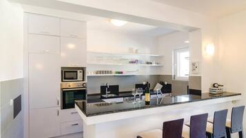 Fridge, stovetop, dishwasher, coffee/tea maker
