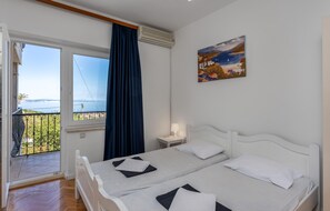 4 عدّة غرف نوم وواي فاي مجانًا وملاءات أسرّة