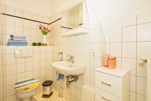 Sèche-cheveux, serviettes fournies, savon, papier toilette