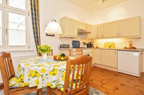 Réfrigérateur, four, lave-vaisselle, cafetière/bouilloire