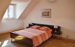 3 bedrooms, travel crib, free WiFi, bed sheets - Amazing home in Meslan with kitchen (Meslan)