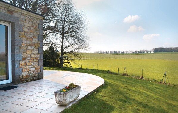 Property grounds - Amazing home in Meslan with kitchen (Meslan)