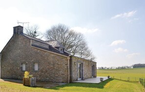 Exterior - Amazing home in Meslan with kitchen (Meslan)