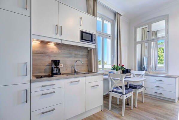 Køleskab, mikrobølgeovn, kaffe-/temaskine, elkedel