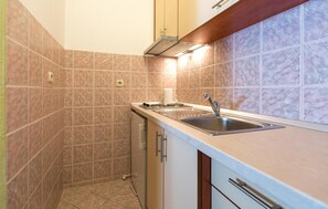 Fridge, stovetop, coffee/tea maker, cookware/dishes/utensils - Amazing apartment in Makarska with house sea view (Makarska)