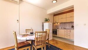 A compact kitchen with a dining area. - Amazing apartment in Makarska with house sea view (Makarska)