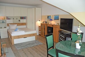 1 Schlafzimmer, Schreibtisch, Reisekinderbett, Bettwäsche