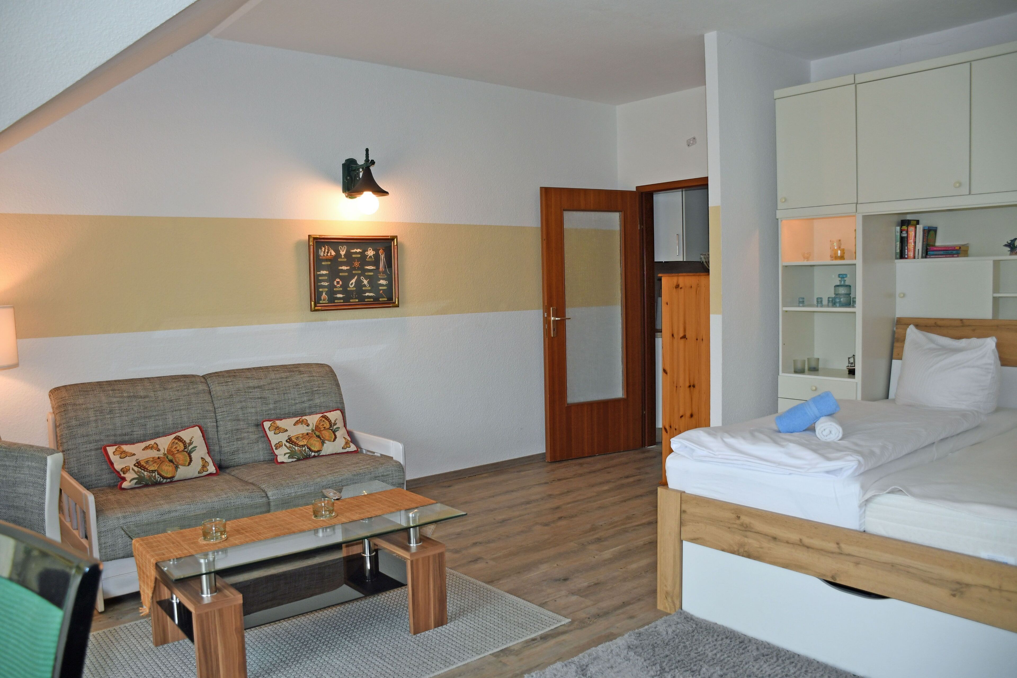 1 habitación, escritorio, cuna de viaje y ropa de cama 