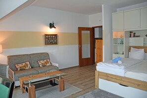 1 chambre, bureau, lit parapluie, draps fournis