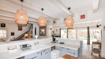 Frigorifero, forno, piano cottura, lavastoviglie