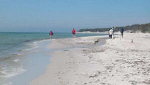 A sandy beach with people walking and a dog. - 3 bedroom nice home in Nexø (Nexø)