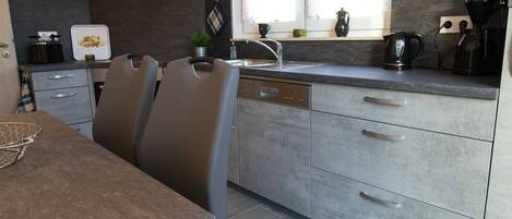 Jääkaappi, mikroaaltouuni, uuni, astianpesukone