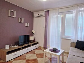 TV - Holiday apartment with air conditioning and balcony (Baška)