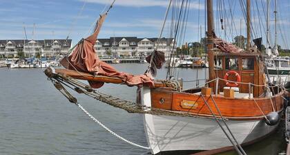 Hochwertige Ferienwohnung direkt am Hafen mit Balkon