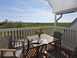 Outdoor dining - High-quality apartment right on the harbor with balcony (Karlshagen)