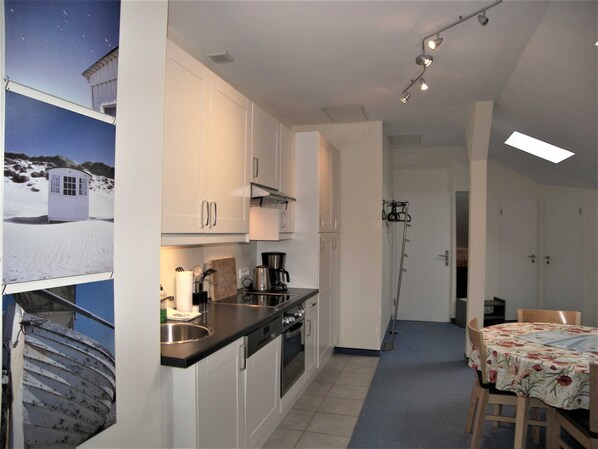 Fridge, oven, dishwasher, coffee/tea maker