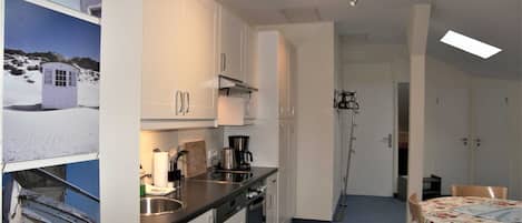 Réfrigérateur, un four, lave-vaisselle, cafetiÚre-théiÚre