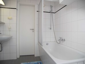 Haartrockner, Handtücher, Seife, Toilettenpapier