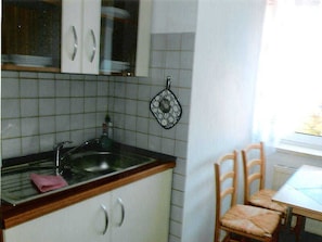 Een koelkast, een magnetron, een oven, een koffiezetapparaat/waterkoker