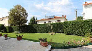 Property grounds - Holiday apartment with air conditioning (Malinska)