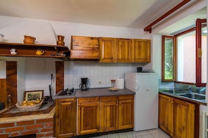 Coffee/tea maker, fridge, stovetop, toaster