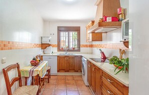 Refrigerador, microondas, placa de cocina, lavavajillas