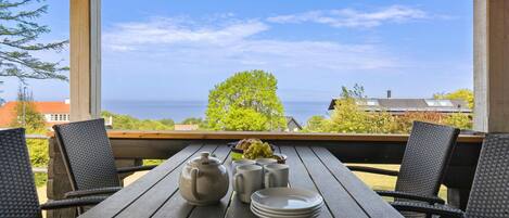 تناول الطعام بالخارج