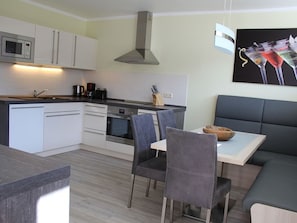 Kühlschrank, Mikrowelle, Ofen, Geschirrspüler