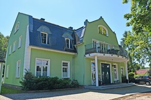 Exterior - Ferienhaus Regenbogen mit Kamin und Terrasse - Manor house apartment with fireplace, (Garz/Rügen)