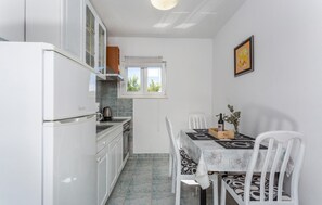 Frigorífico, placa de cocina, cafetera o tetera y utensilios de cocina