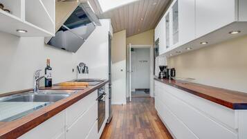 Køleskab, kogeplade, opvaskemaskine, kaffe-/temaskine