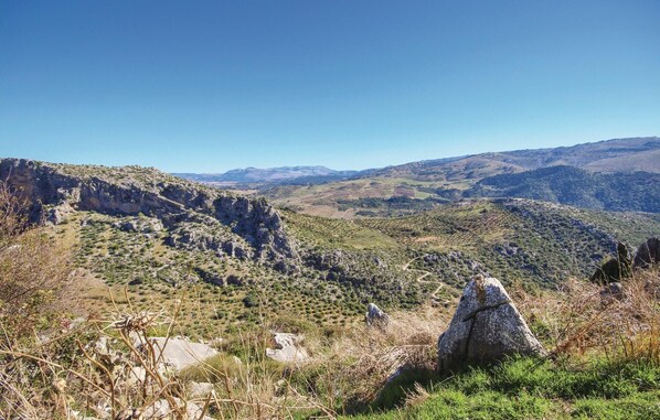 A mountainous landscape with rocky terrain and sparse vegetation. - Awesome home in Montejaque with WiFi (Montejaque)