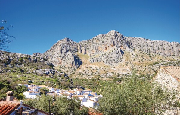 Paisatge de muntanya amb un poble al primer pla.