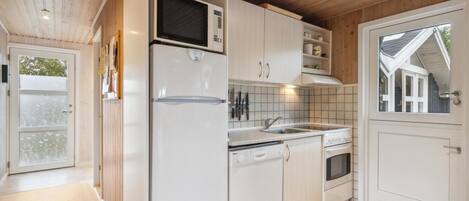 Køleskab, kogeplade, opvaskemaskine, kaffe-/temaskine