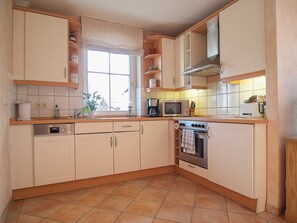 Réfrigérateur, un four, lave-vaisselle, cafetière-théière