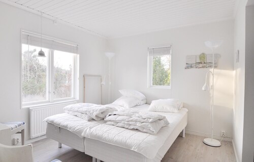 Amazing home in Henån with WiFi