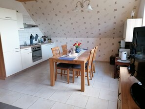 Kühlschrank, Mikrowelle, Ofen, Wasserkocher mit Kaffee-/Teezubehör