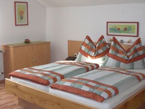 1 chambre, coffres-forts dans les chambres, bureau, lit parapluie