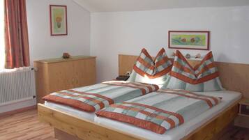 1 chambre, coffres-forts dans les chambres, bureau, lit parapluie