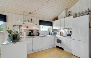 ثلاجة، موقد طهي مسطح، غسالة أطباق، ماكينة لصنع القهوة/الشاي