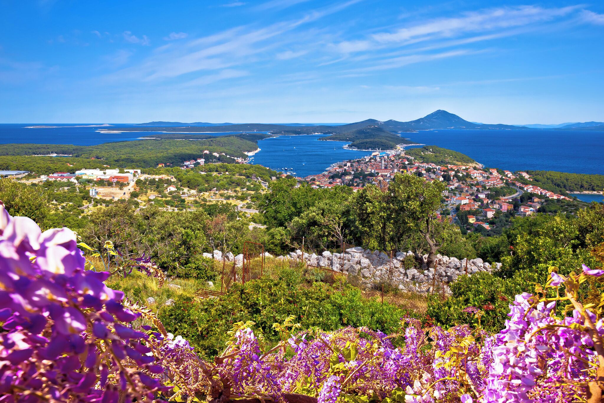 Une ville côtière qui offre une vue sur la mer et sur une montagne située au loin.
